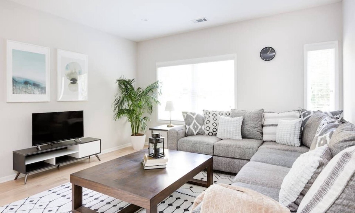 Home Park Apartment | West Midtown 2/2 (2nd Floor): Free parking