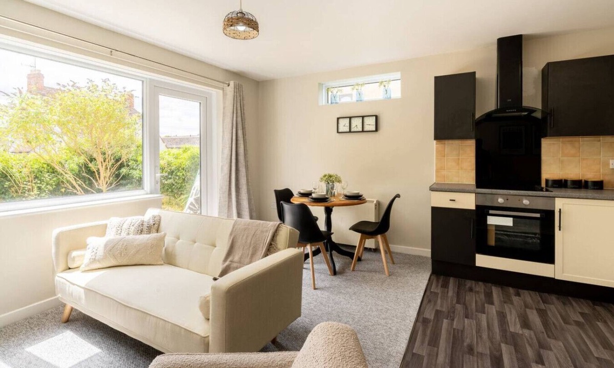 South Leigh Apartment | West Oxfordshire Flat w/Parking | Sleeps 3
