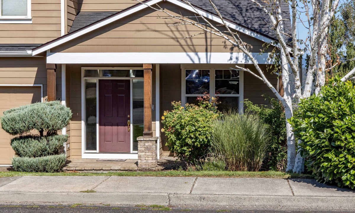 Hood River House | West Sail - Play & Work in Hood River! River & Mountain Views, Quiet, Walk to Downtown