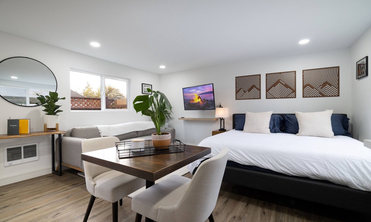 Arbor Heights House | West Seattle Bungalow - Full Kitchen & Yard