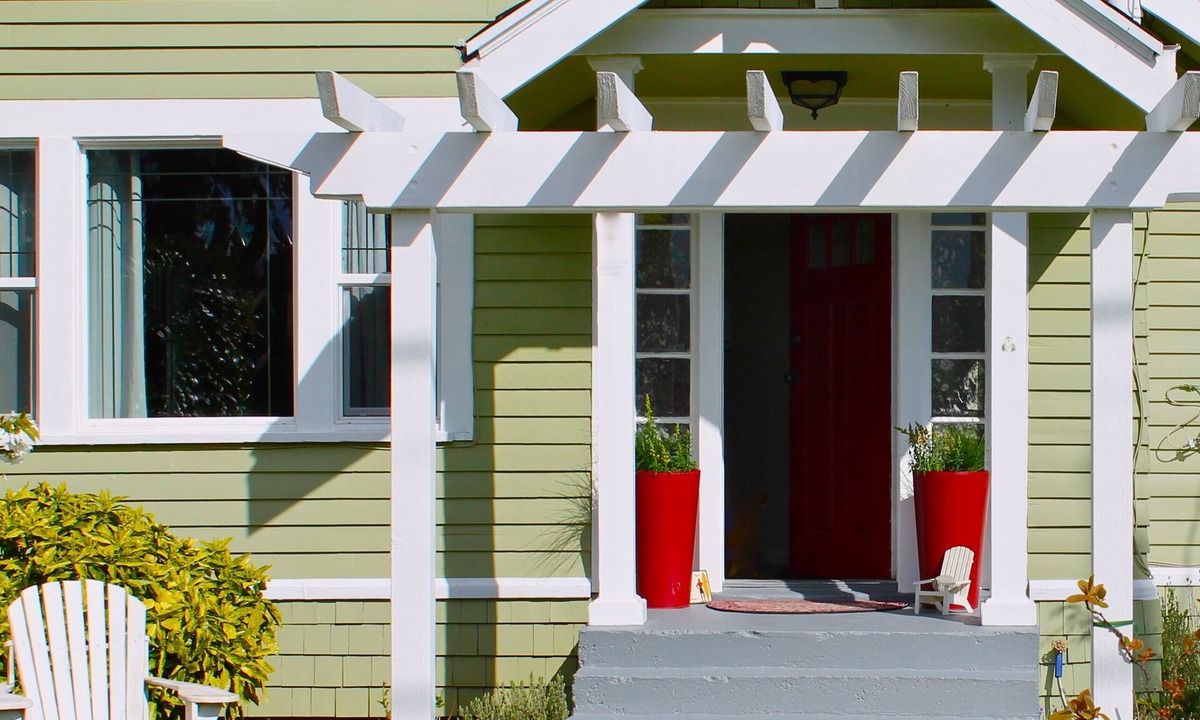 North Admiral Cottage | West Seattle cottage - charming & cozy with modern comforts