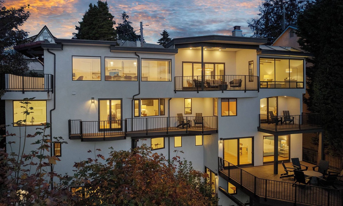 Gatewood House | West Seattle/Ocean & Mountain Views + Balcony