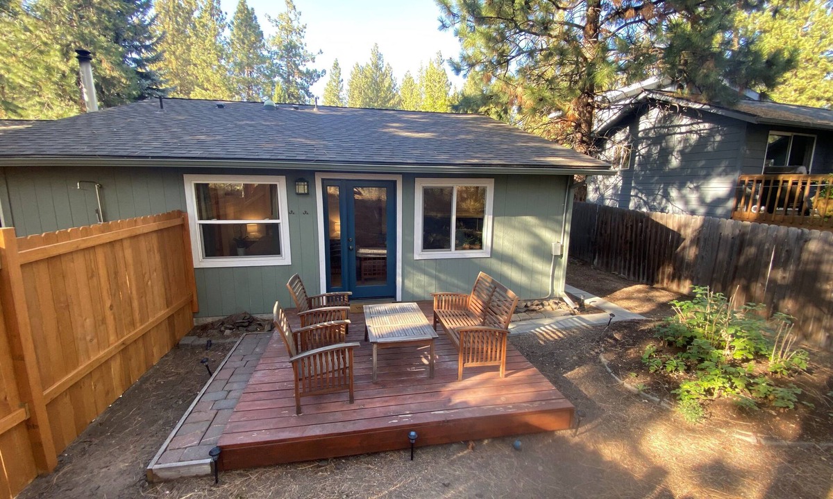 Century West Apartment | West side dog-friendly cozy studio w/private yard