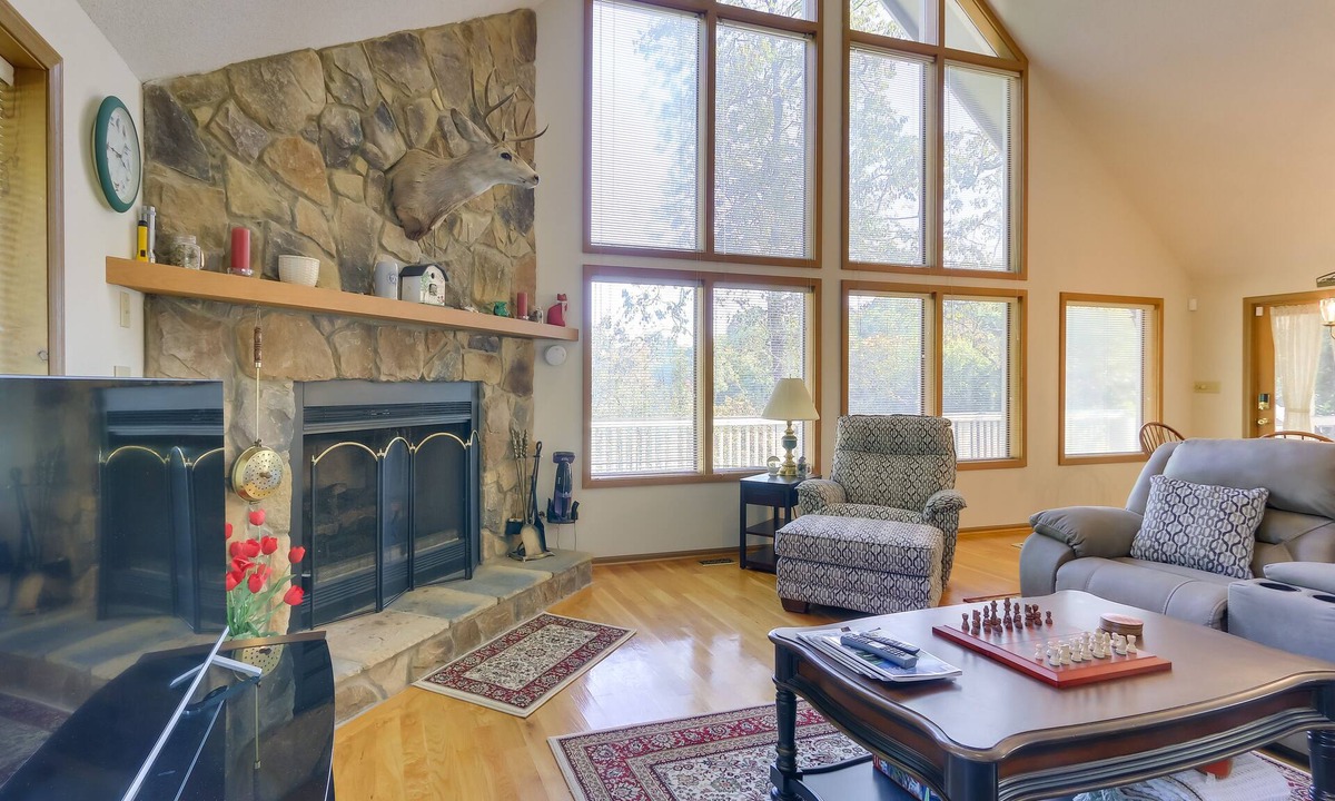 The Woods House | West Virginia Home w/Deck on Golf Course