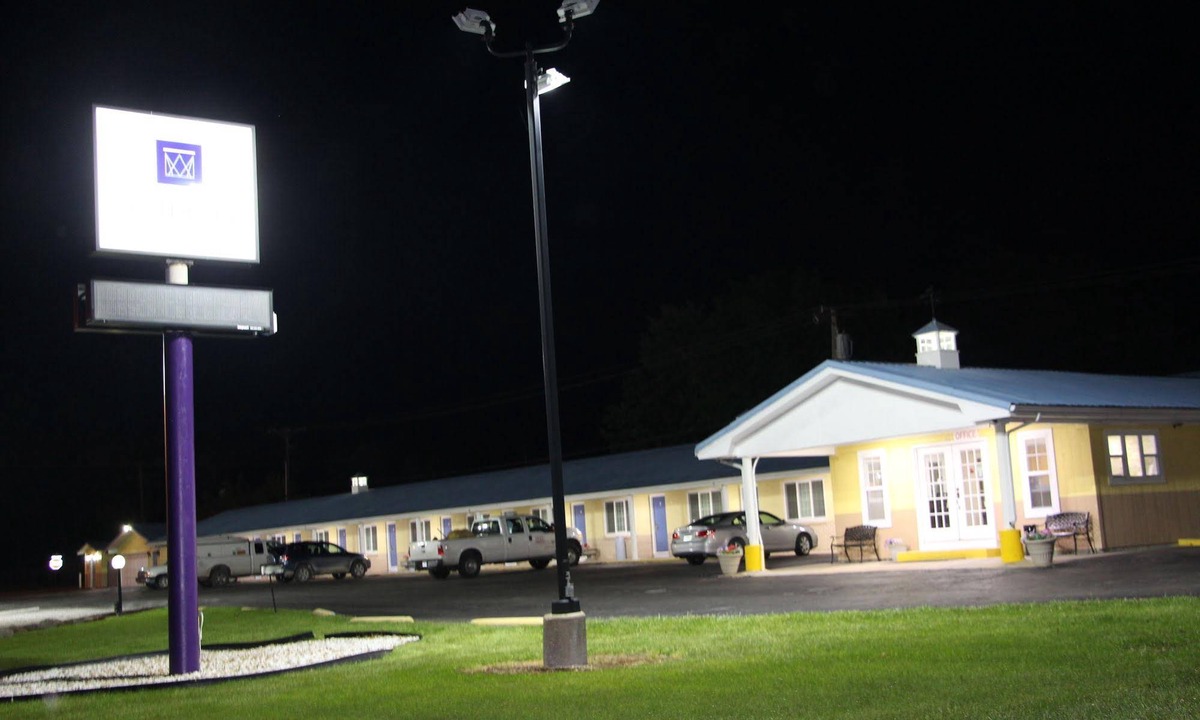 Clinton Hotel | Westbridge Inn and Suites