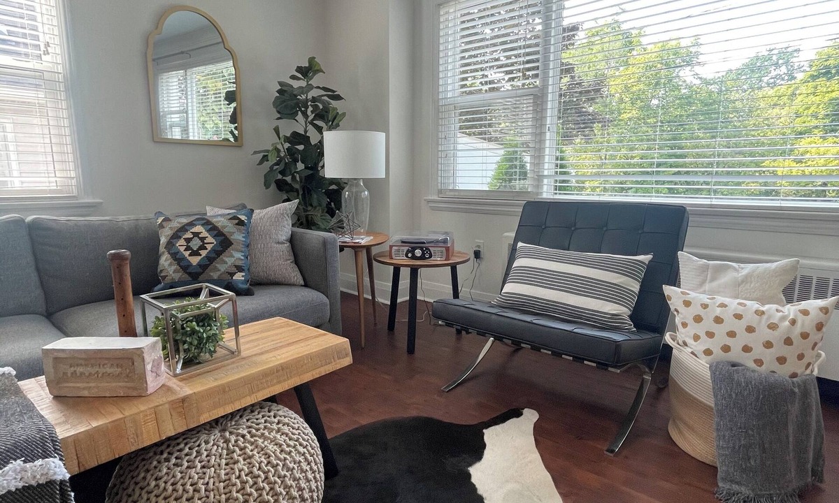 St. Catharines Apartment | WESTCHESTER RESET | Stylish 1BR w/Deck, Yard, BBQ, Extended Stays, Pets Welcome