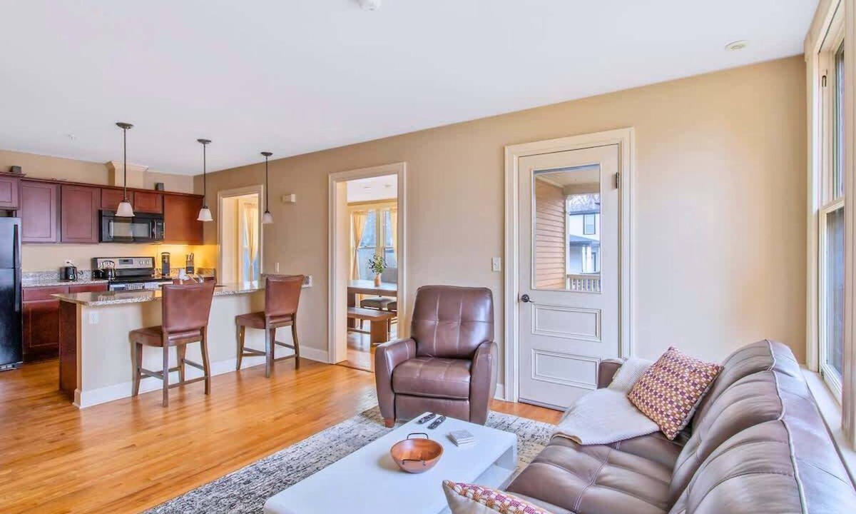Eastside Condo | Westcott Mansion: 3BR Apt Near SU & JMA Dome