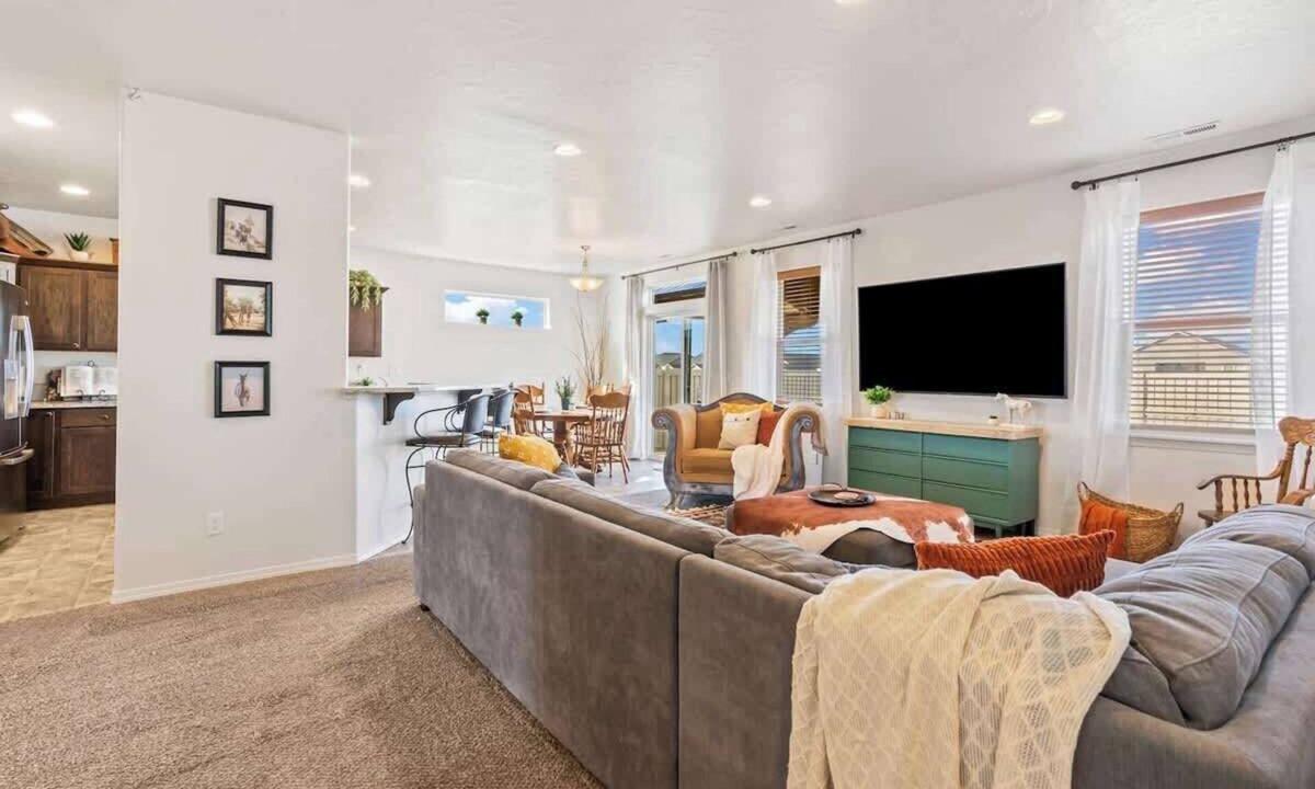 Caldwell House | Western Explorer Two Homes Sleeps 20!