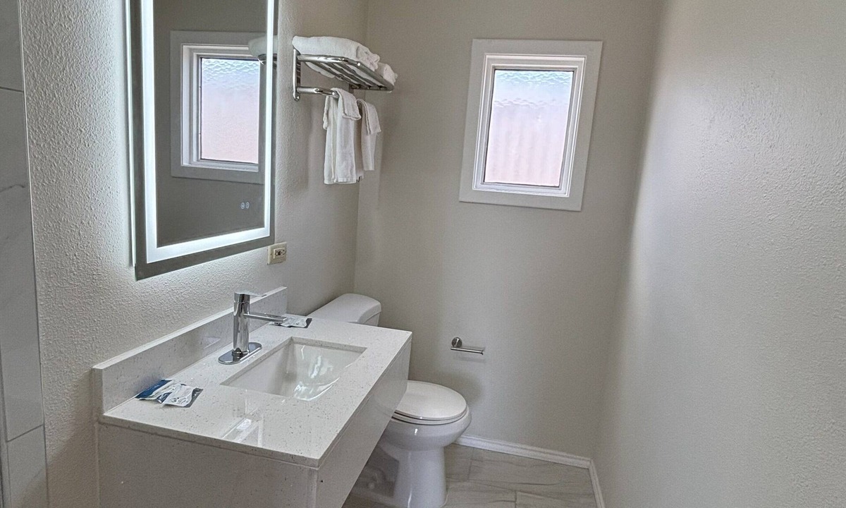 Clarendon Hotel | Western Skies Motel