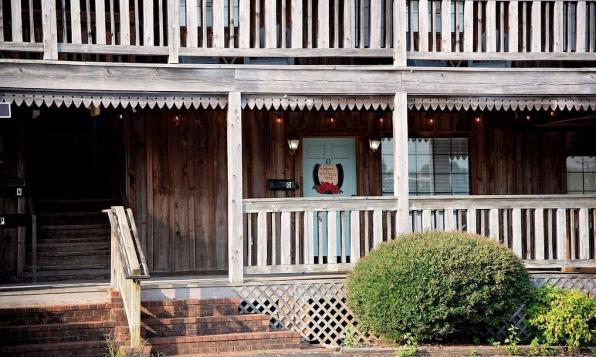 Lexington Apartment | Western Themed 1 bedroom, great location.