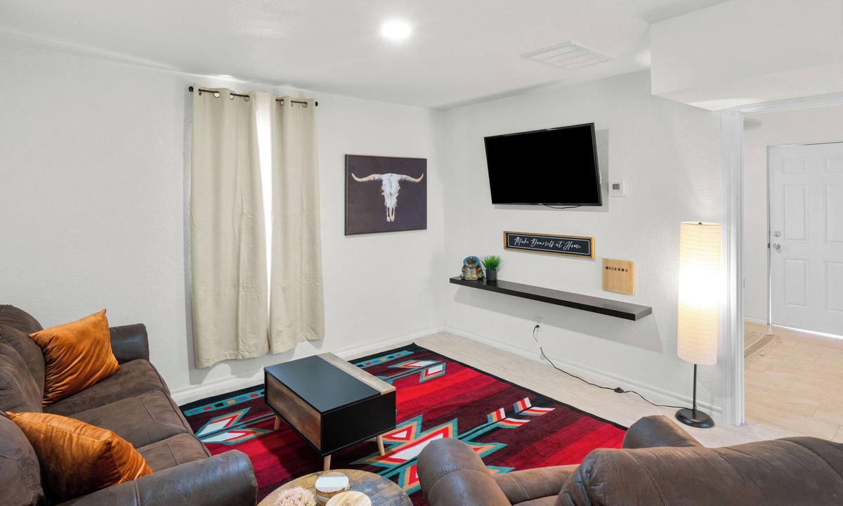 Lakeside House | Western Themed 2 Bed in central El Paso 3 min from Refinery