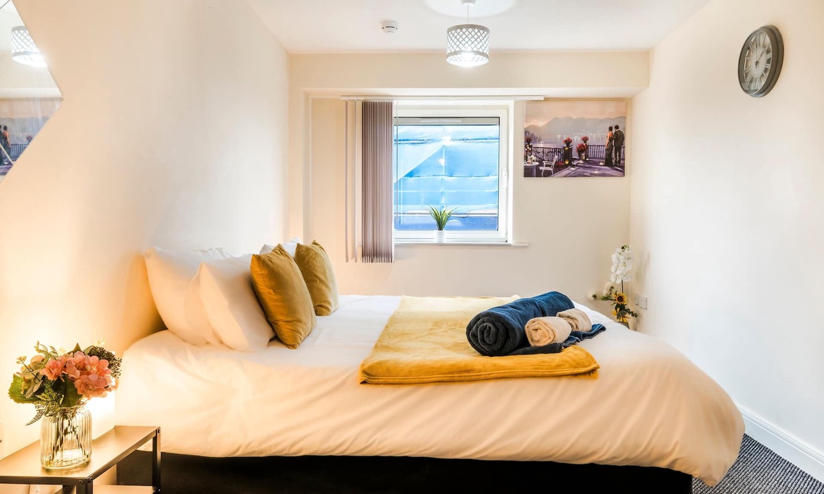 Sheffield City Centre Apartment | Westfield Plaza - Spacious Central Apartment