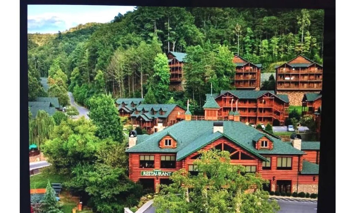 Gatlinburg Apartment | Westgate Smoky Mountain Resort & Water Park Suite 03