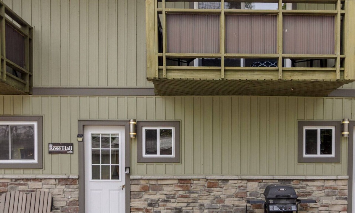Bloomfield Apartment | Westlake Cottages The Rosehall PEC Waterfront Stay