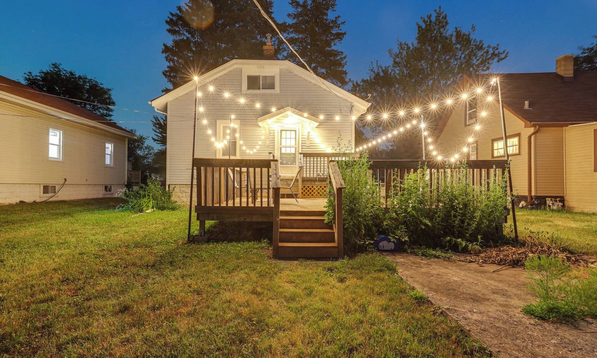 Westmont House | Westmont Home w/Hot Tub! Walk to Metra Station