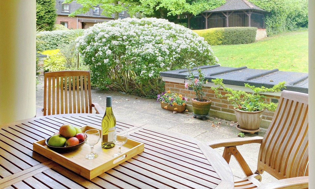 Basingstoke Cottage | Westside Apartment 2