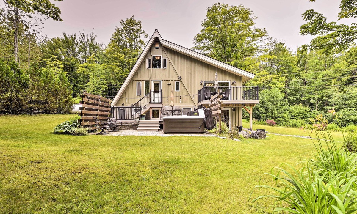 Warren Cabin | WFH-Friendly Cabin w/Saltwater Hot Tub in Warren
