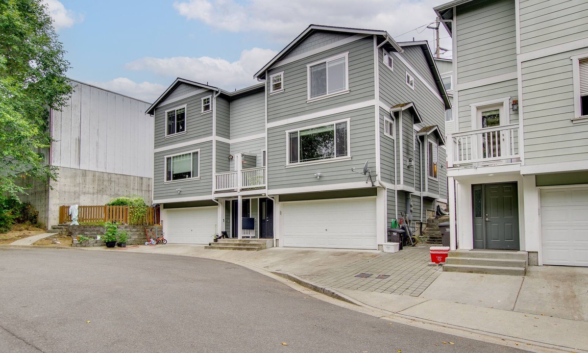Everett House | WFH-Friendly Townhome Rental Near Ferry in Everett