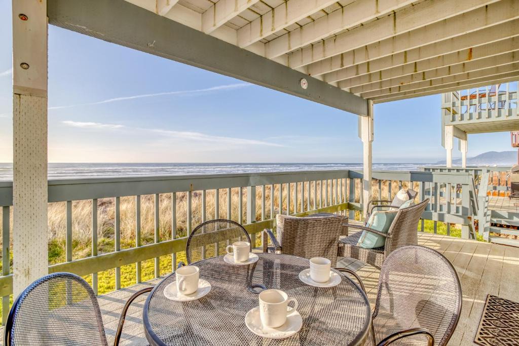 Rockaway Beach House | Whale Watcher Condo 1 - Meredith Lodging