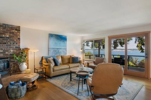 Bells Beach House | Whale Watching & Mtn ViewsHot TubCovered Deck