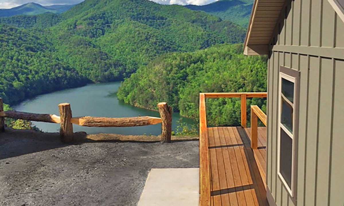 Bryson City Cabin | Wheelchair Access-Breathtaking Views of Mountains & Lake-Hot Tub-Fragrance Free