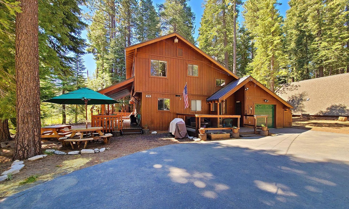 Sunnyside House | Wheelehan House-4 bedroom, 2 bath, Walk to Tahoe Park HOA Beach