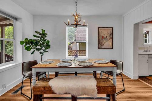 Kellogg House | Where We Roam Log Cabin with Mountain Views