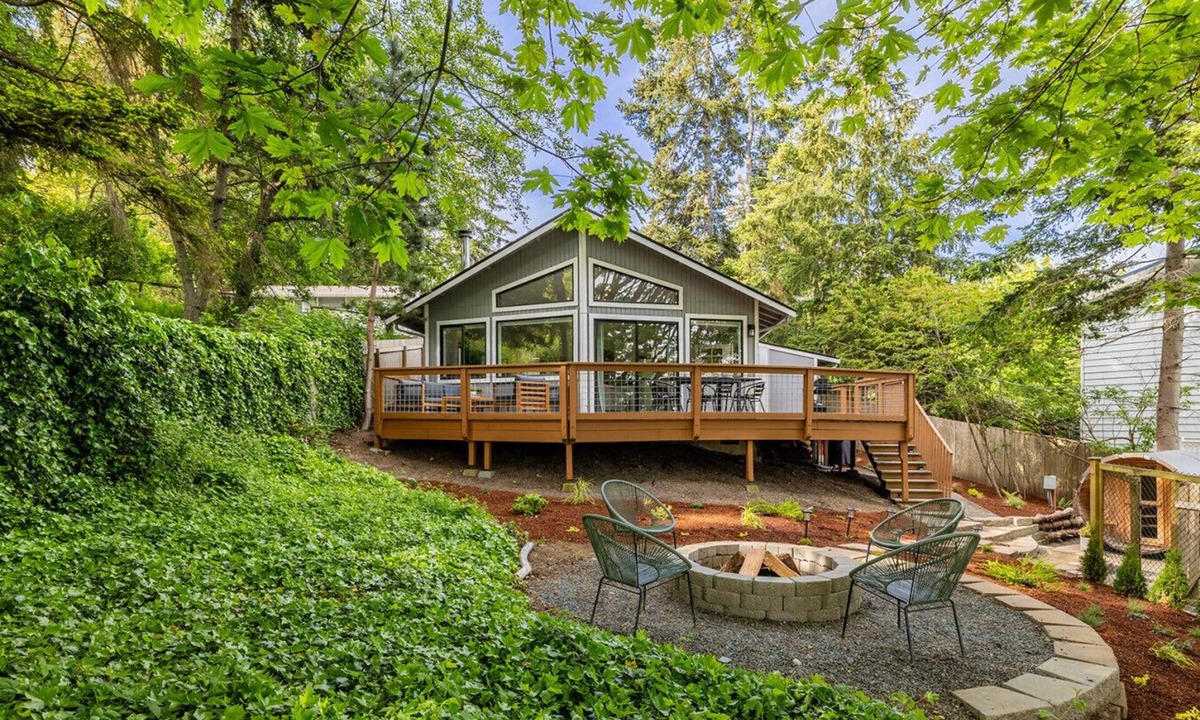 Clinton Cabin | Whidbey Island A-Frame 2BR | Beach Access | Sauna