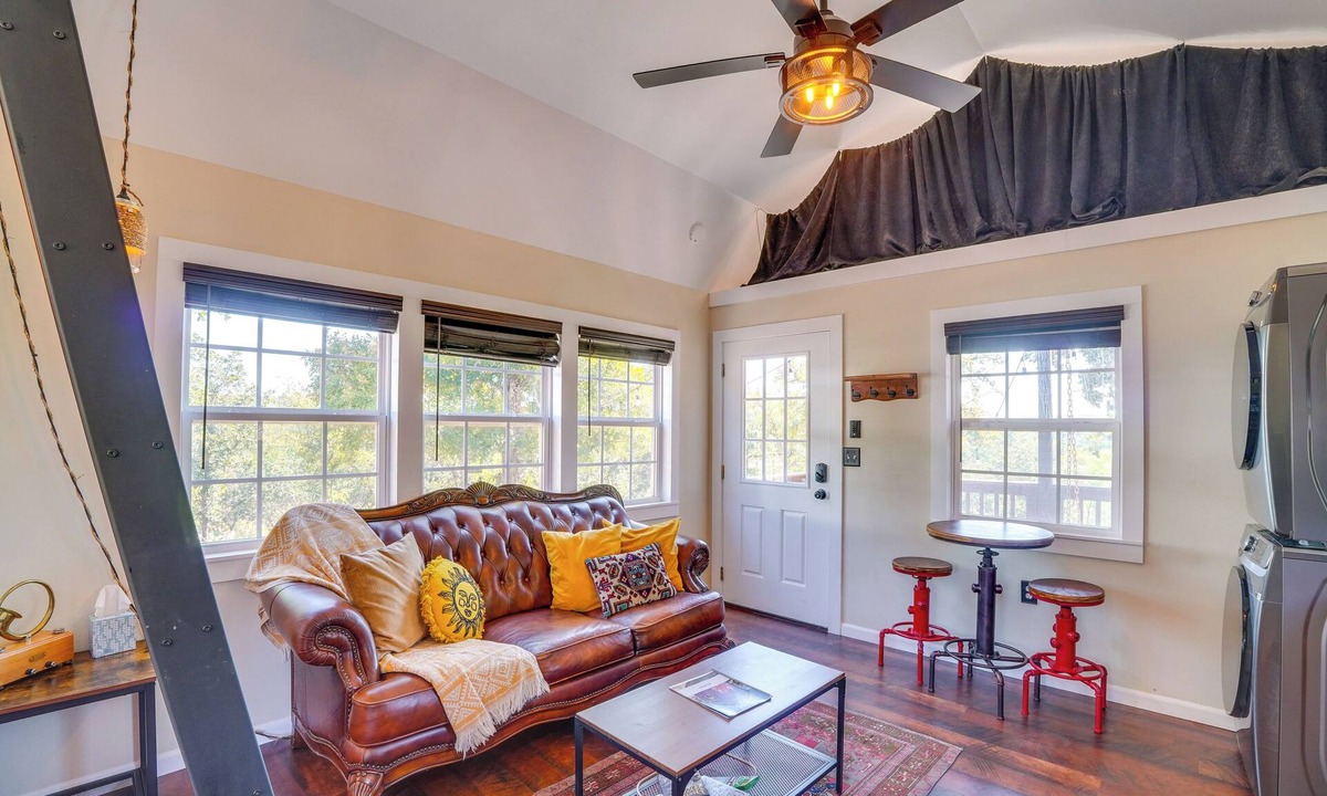 Brownwood Cabin | Whimsical Cabin w/Grill < 4 Mi to Lake Brownwood!