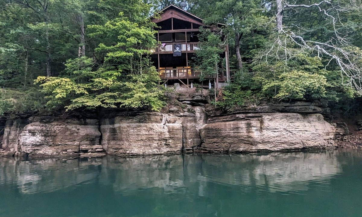 Rambo Riviera Cabin | Whippoorwill Ridge- Waterfront cabin on beautiful Beaver Lake