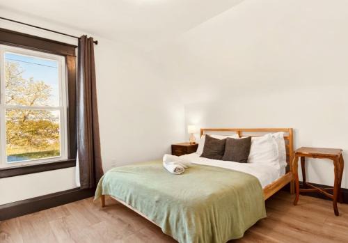 Niagara Falls House | Whirlpool by the Niagara River Free Wifi & Parking