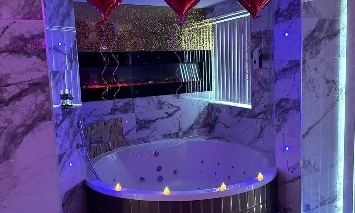 Bradford Apartment | Whirlpool Spa Bath Apartment 12