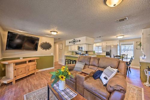 Broken Bow House | 'Whispering Oaks' Broken Bow Cottage Near Hiking!