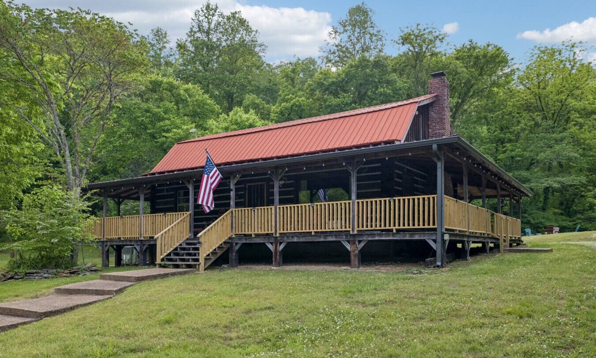Lynchburg Cabin | Whispering Oaks Lake Cabin-90 Acre Private Retreat w Lake Access