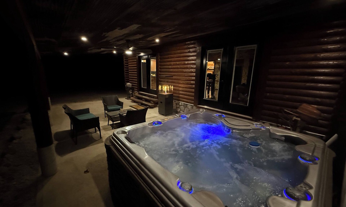 Elmira Cabin | Whispering Pines Cabin - Rustic Escape + Hot tub