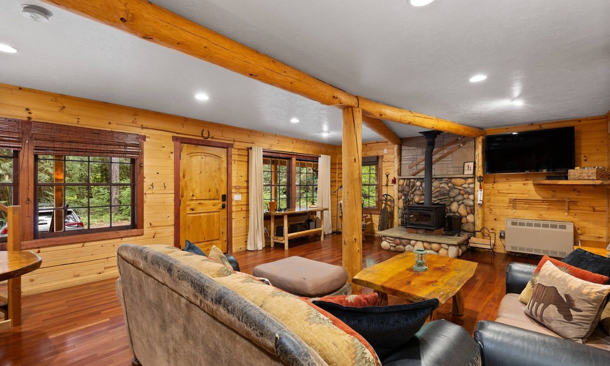 Zigzag House | Whispering Pines: Hot Tub Retreat w Sports Court