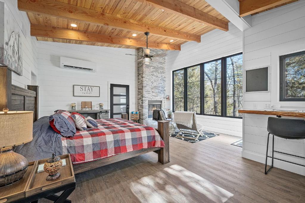 Treloar House | Whispering Pines - Lakeside