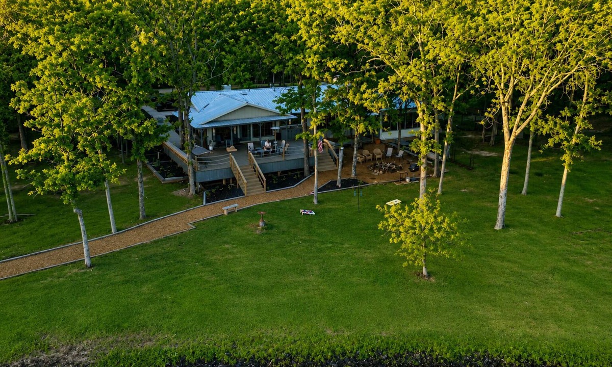 Van Zandt County House | WHISPERING PINES — PRIVATE LAKEFRONT RETREAT ON 240 ACRES
