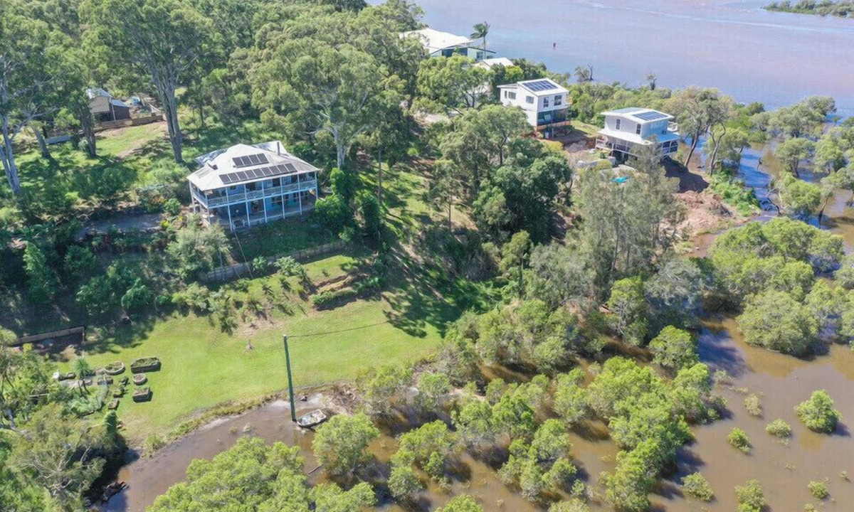 Brisbane House | "Whispering Waters"