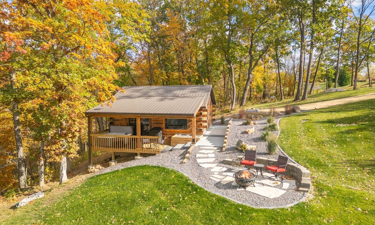 De Soto Cabin | Whispering Winds Sleep 2 Hot Tub, Whispering Winds Sleeps 2 Hot Tub
