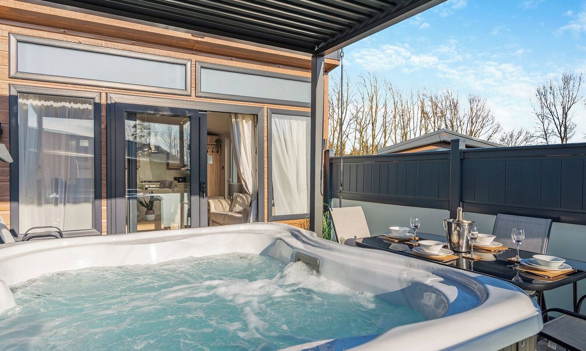 Arnold Ski Chalet | Whistling Kettle (Pet)