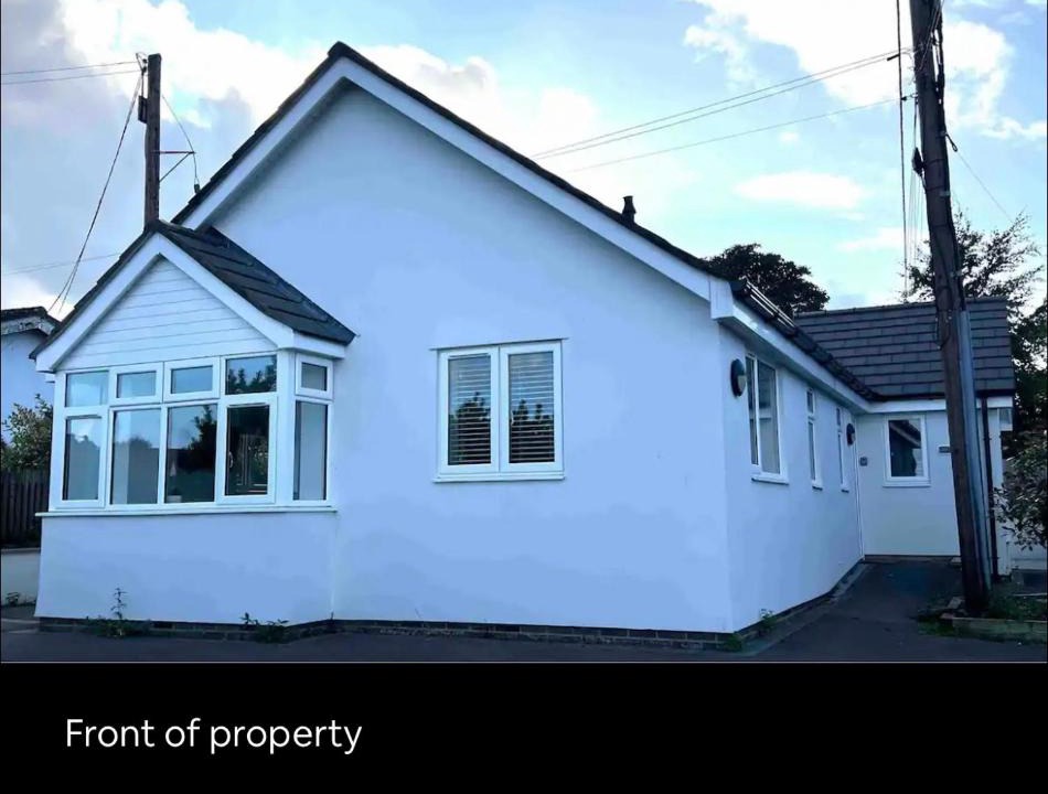 Barrow Gurney Apartment | White 3 bed bungalow with en-suite and parking