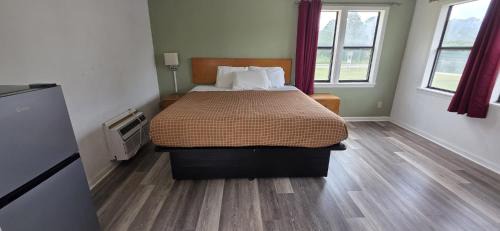 Pine Mountain Hotel | white columns motel