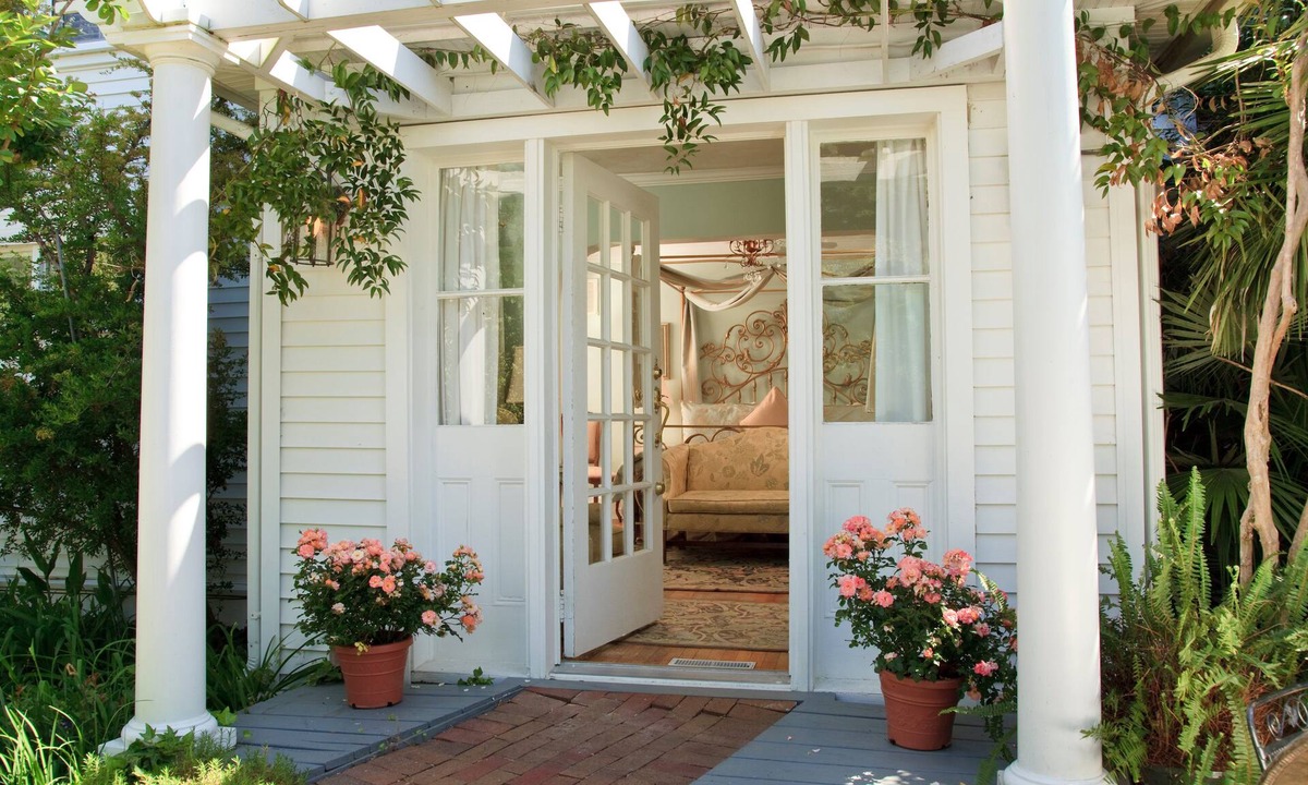 Historic Downtown Manteo Bed & Breakfast | White Doe Inn
