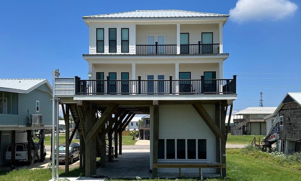Grand Isle House | White Dolphin - Beachfront - Island Realty