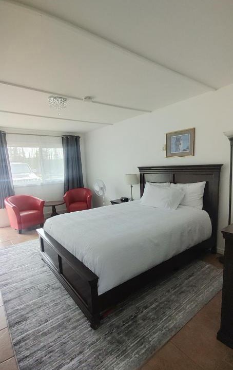 Wawa Hotel | White Fang Motel