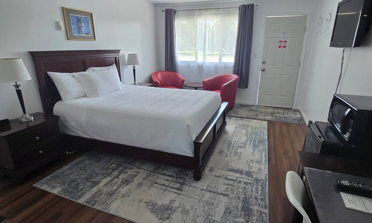Wawa Hotel | White Fang Motel