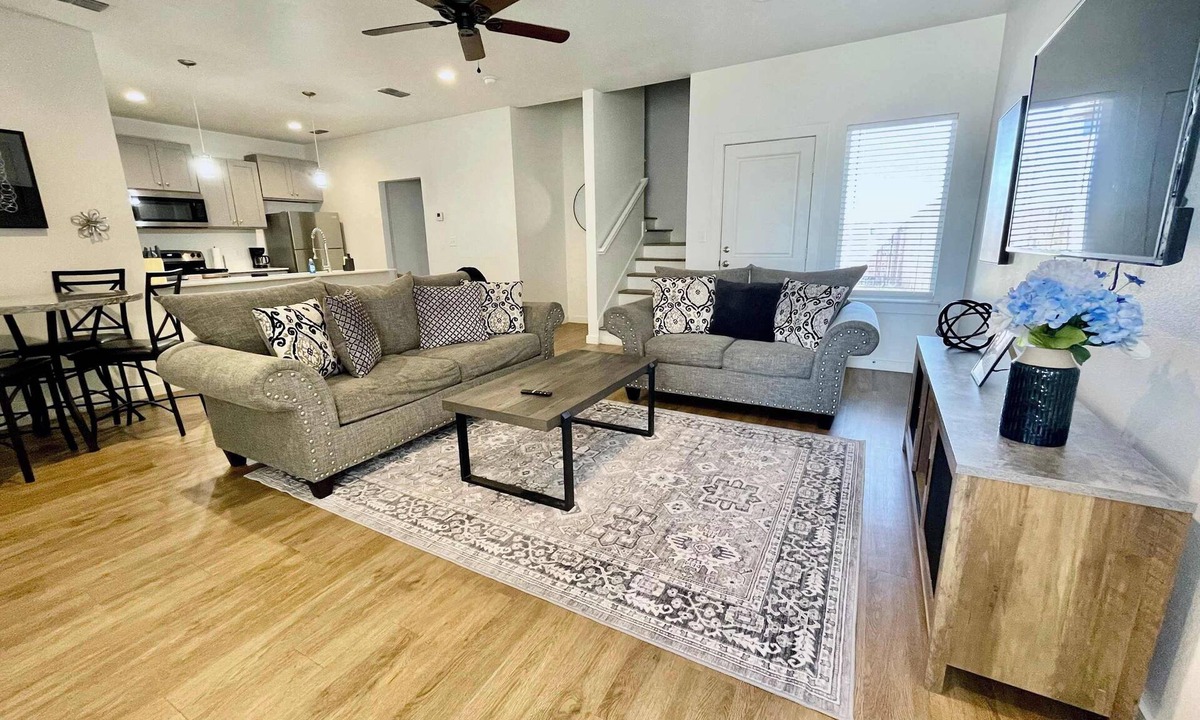 North by Northwest House | White Haus - 3BR 3BA - Minutes to Tech