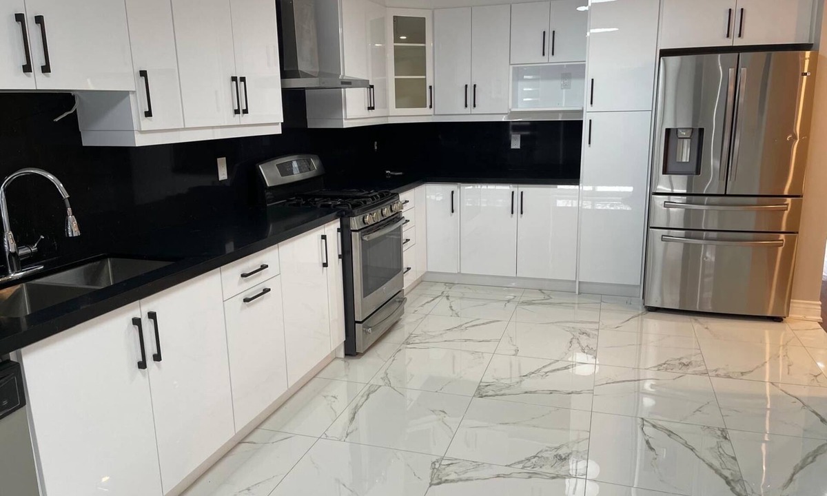 Oshawa House | White House - 4 Bedroom Home