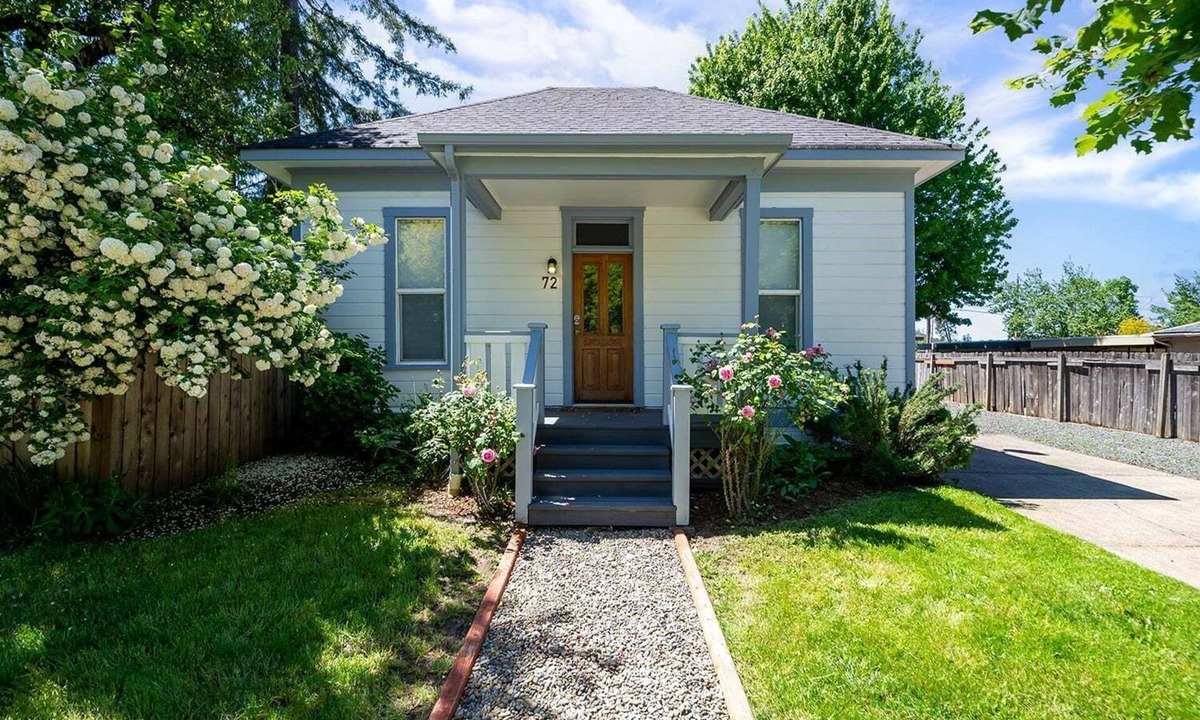 Market District House | White Lotus - Minutes To Downtown 2 Bedroom Home